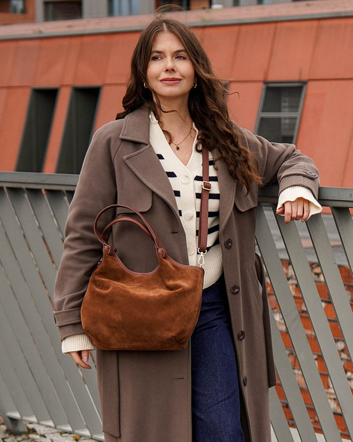 BIELLA Sue. Zamszowa damska torba na ramię z włoskiego zamszu