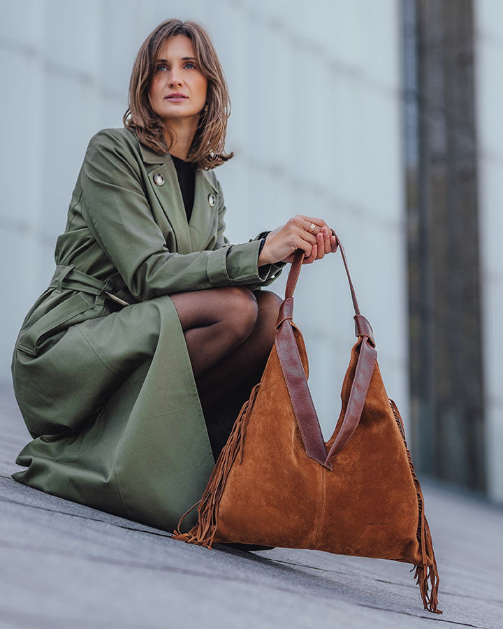 Hobo bag BINOTTO Sue. Damska torba na ramię Hobo z frendzlami, z włoskiego zamszu