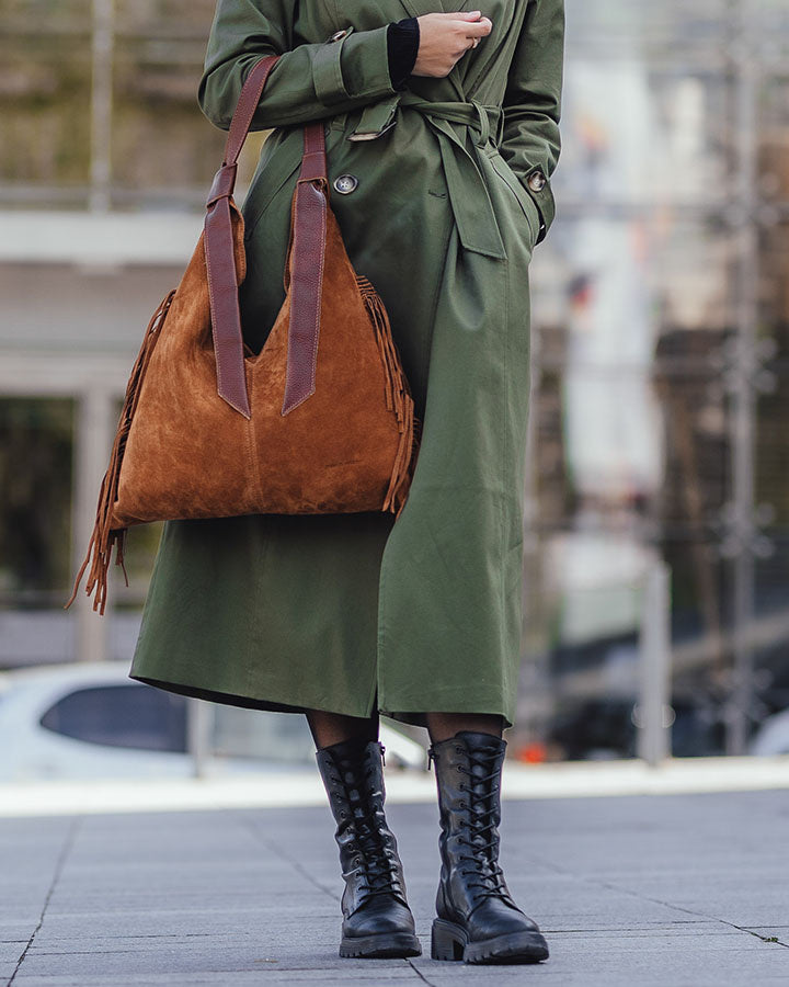 Hobo bag BINOTTO Sue. Damska torba na ramię Hobo z frendzlami, z włoskiego zamszu