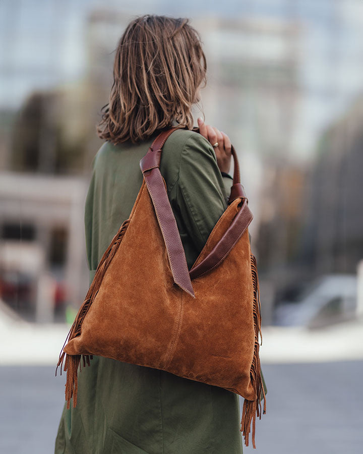 Hobo bag BINOTTO Sue. Damska torba na ramię Hobo z frendzlami, z włoskiego zamszu