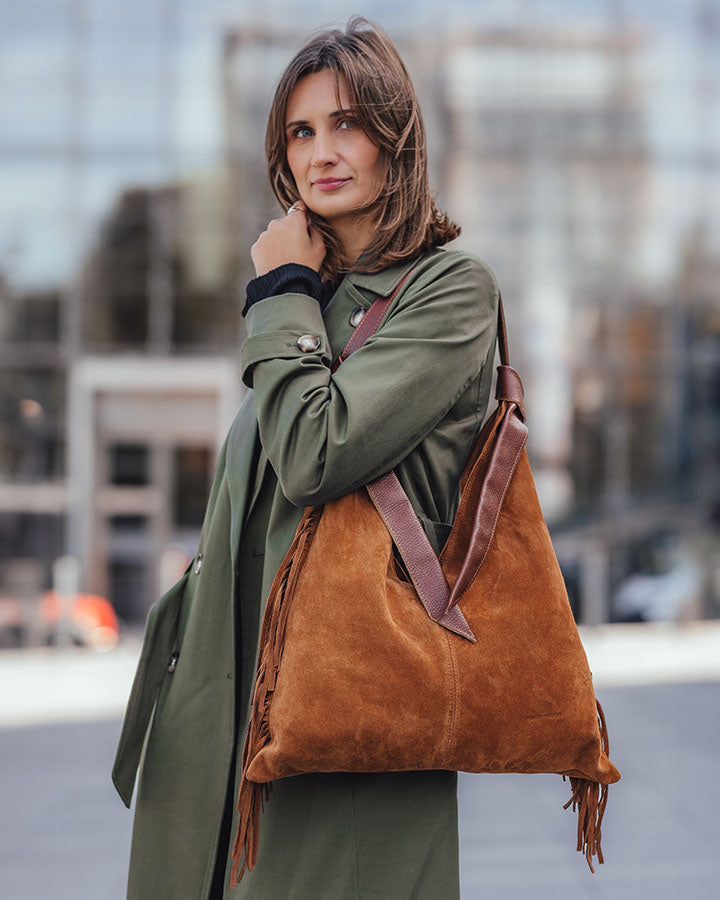 Hobo bag BINOTTO Sue. Damska torba na ramię Hobo z frendzlami, z włoskiego zamszu