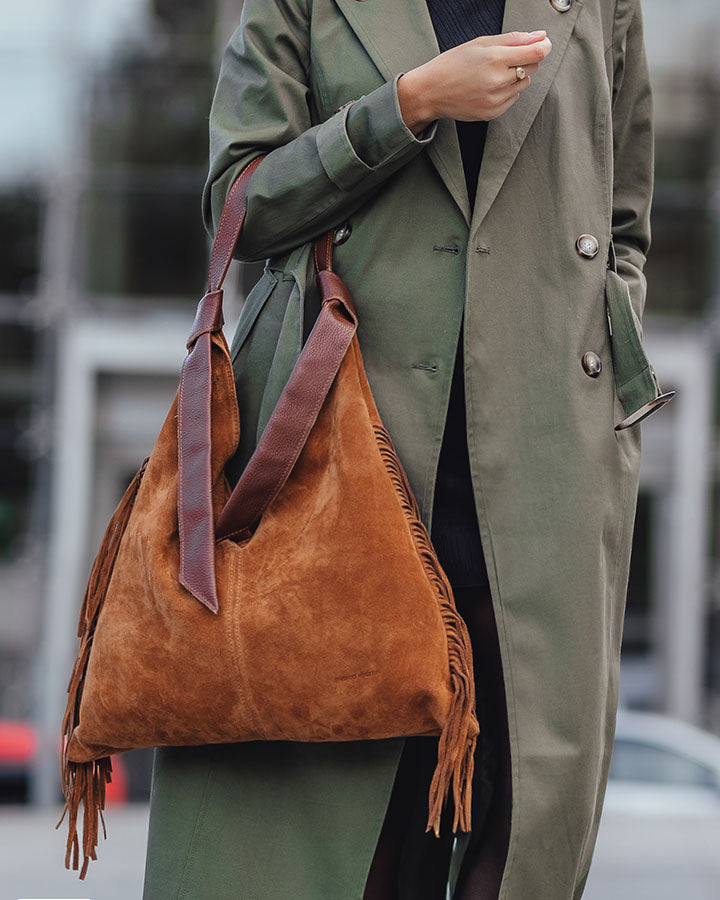 Hobo bag BINOTTO Sue. Damska torba na ramię Hobo z frendzlami, z włoskiego zamszu