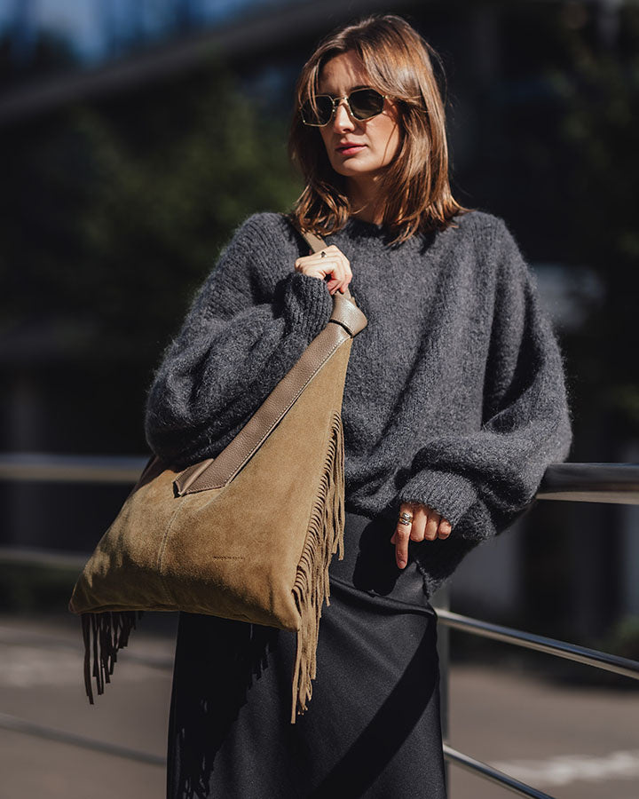 Hobo bag BINOTTO Sue. Damska torba na ramię Hobo z frendzlami, z włoskiego zamszu