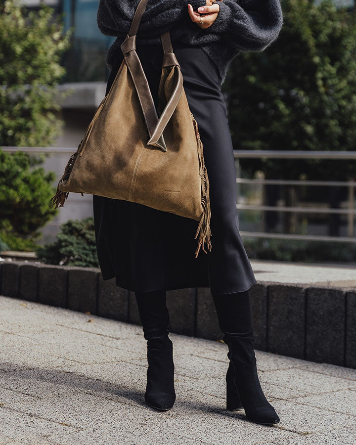 Hobo bag BINOTTO Sue. Damska torba na ramię Hobo z frendzlami, z włoskiego zamszu