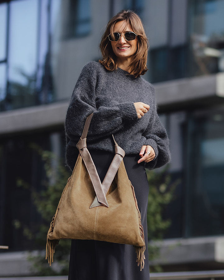 Hobo bag BINOTTO Sue. Damska torba na ramię Hobo z frendzlami, z włoskiego zamszu