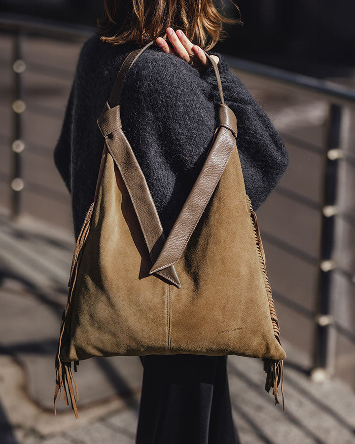 Hobo bag BINOTTO Sue. Damska torba na ramię Hobo z frendzlami, z włoskiego zamszu