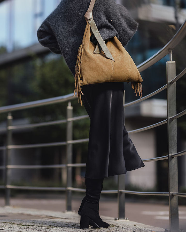 Hobo bag BINOTTO Sue. Damska torba na ramię Hobo z frendzlami, z włoskiego zamszu