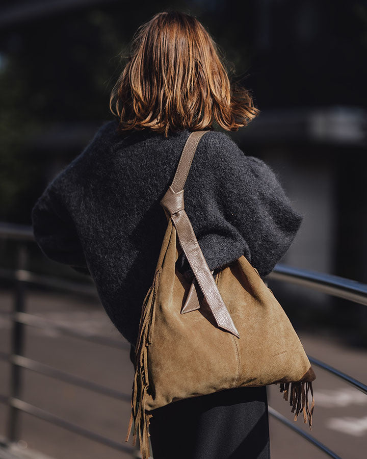 Hobo bag BINOTTO Sue. Damska torba na ramię Hobo z frendzlami, z włoskiego zamszu