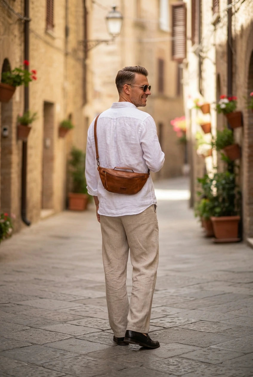 cognac midjeväska i naturläder bärs crossbody. Herr- och dammidjeväska i halvmåneform av italienskt Lavata-läder