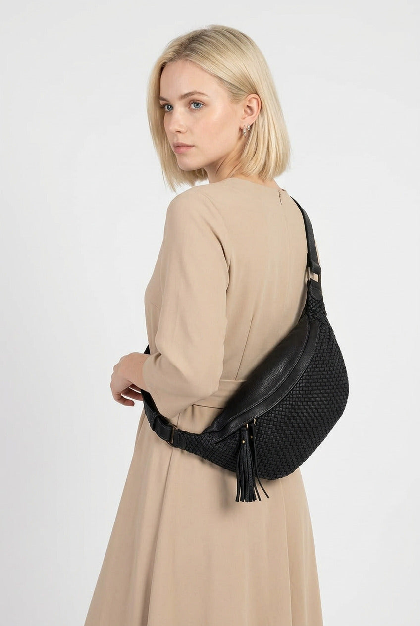 svart dammidjeväska i italienskt naturläder, flätat mönster och rem för crossbody-bärning