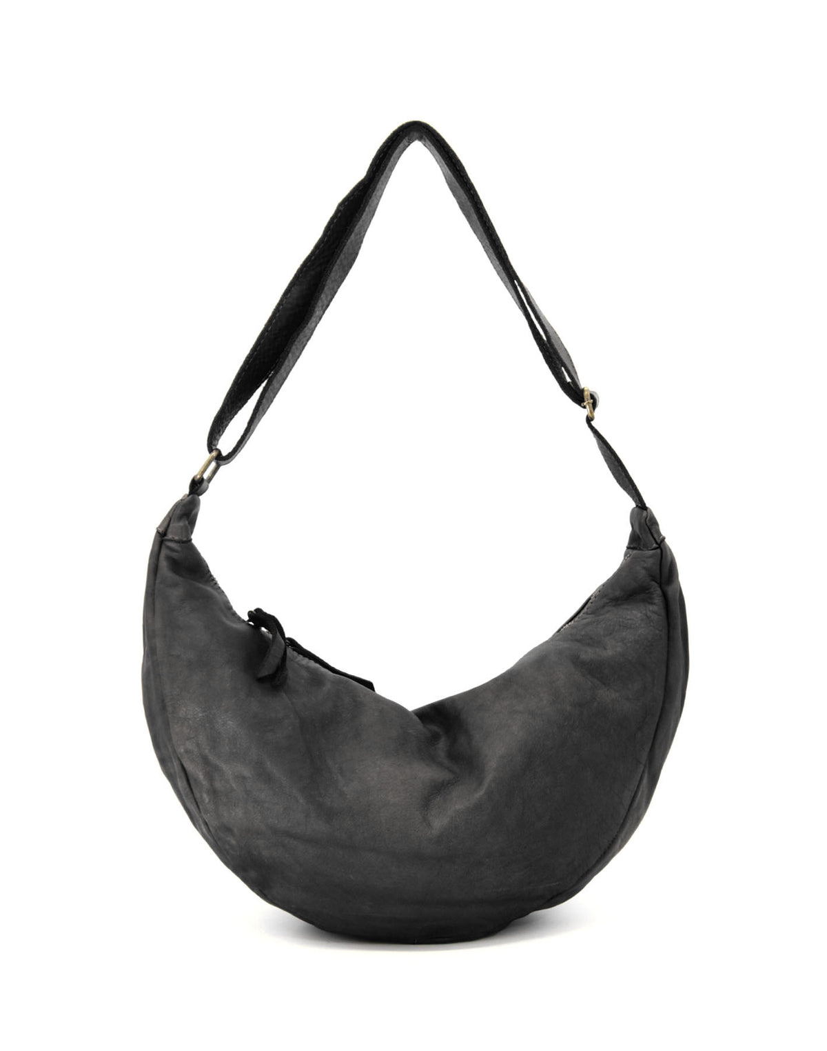 Svart damhandväska i halvmåneform gjord av naturligt italienskt läder. Elegant crossbody-väska med justerbar rem för vardagsbruk.