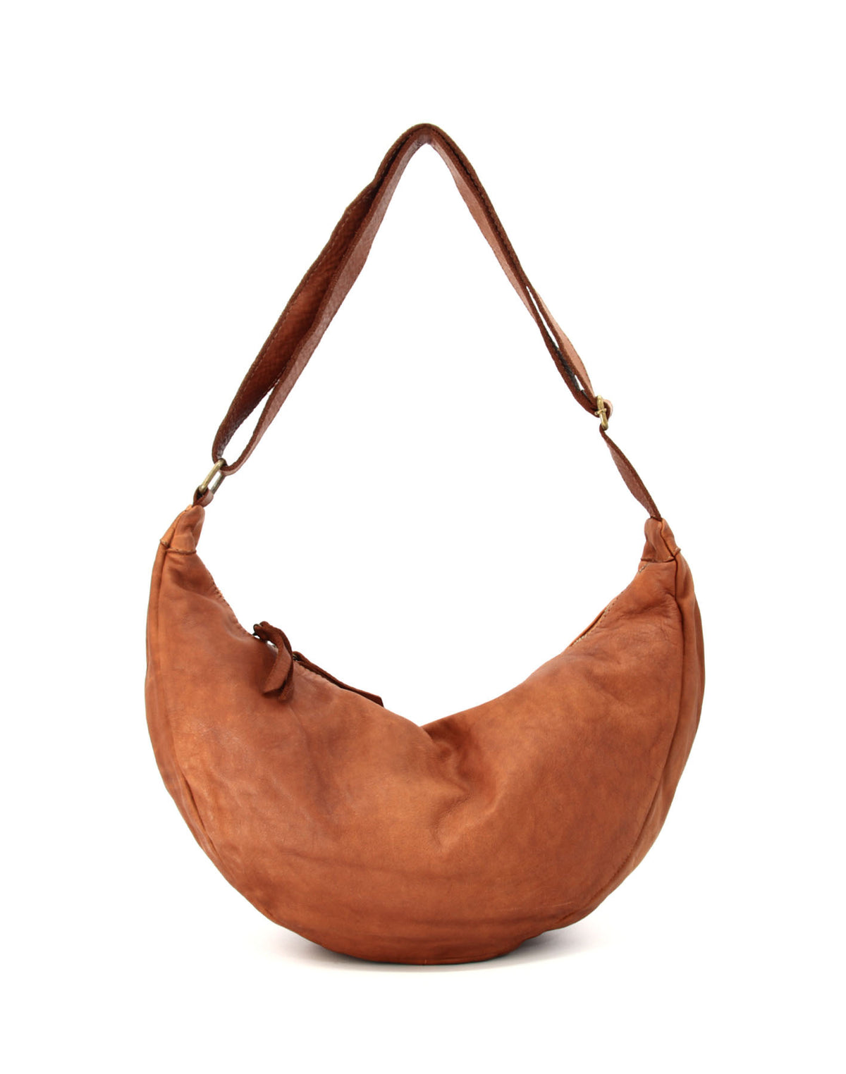 Damhandväska i halvmåneform av italienskt kalvskinn Lavata i konjaksfärg. Läder crossbody-väska med justerbar rem och rundad form.