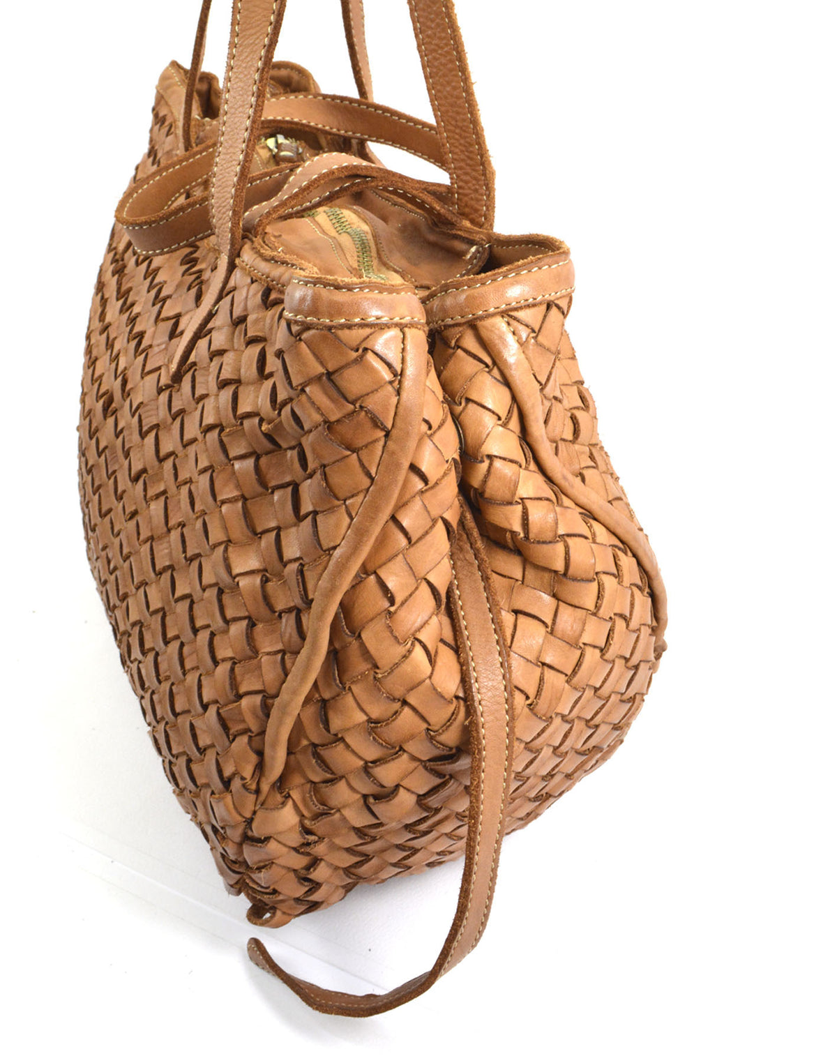 Detale damskiej torby typu shopper ze skóry Lavata, z naturalnym usłojeniem i delikatnie pomarszczonym wykończeniem vintage.