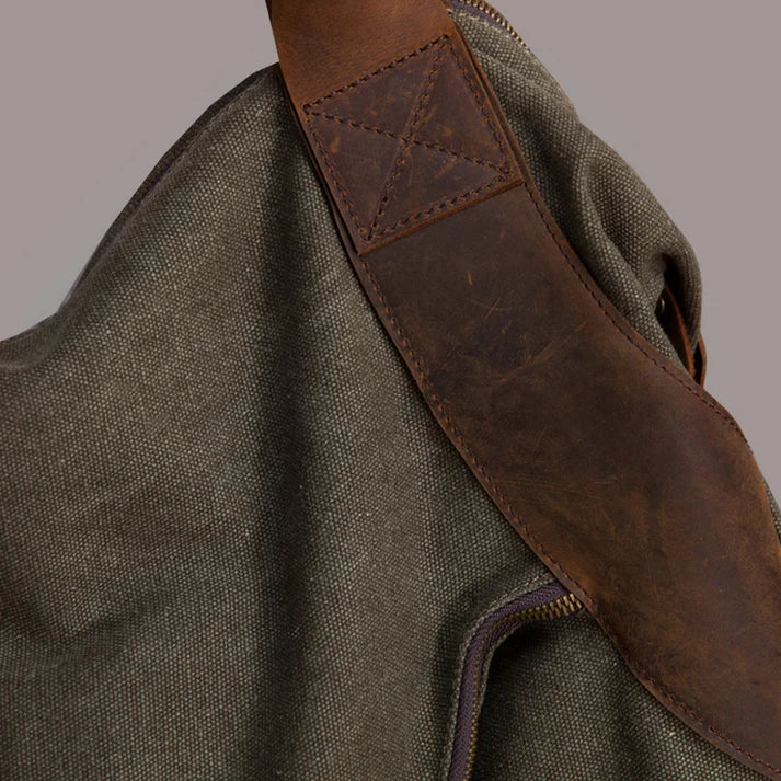 Détail d'un sac pour femme en toile de coton épaisse canvas et cuir naturel
