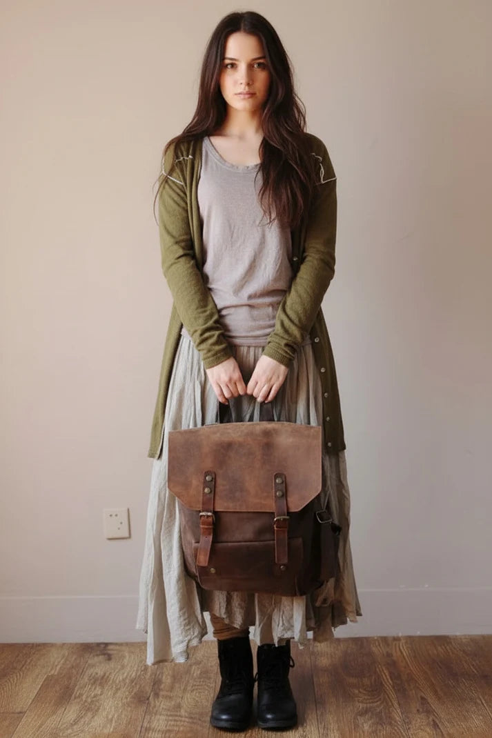 Stylizacja miejska z damskim plecakiem z bawełnianego płótna canvas VINTAGE TAR. Format A4