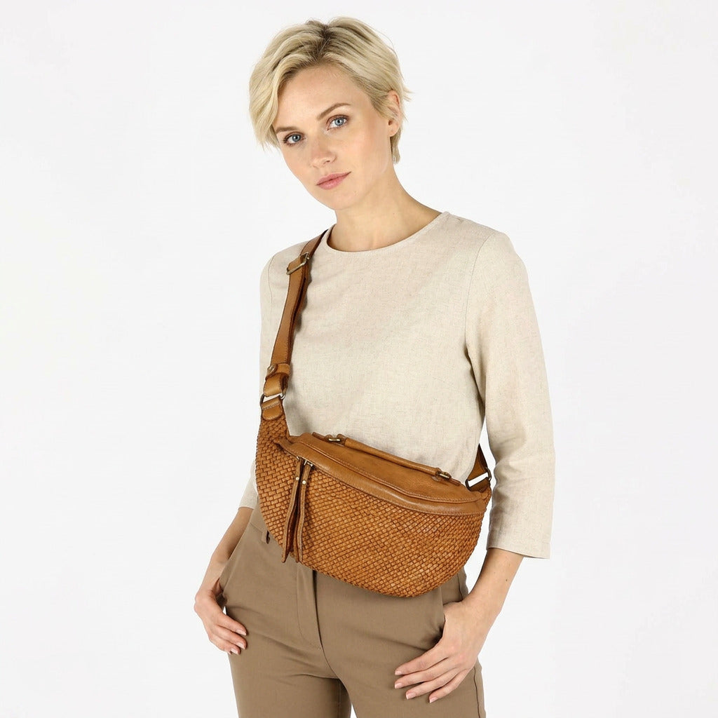 brun och cognacfärgad damväska i italienskt läder Lavata, halvmånemodell bärs crossbody i studio