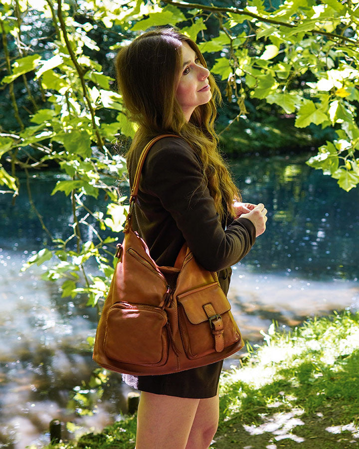 Alessia ● Urban women's leather shoulder bag with pockets