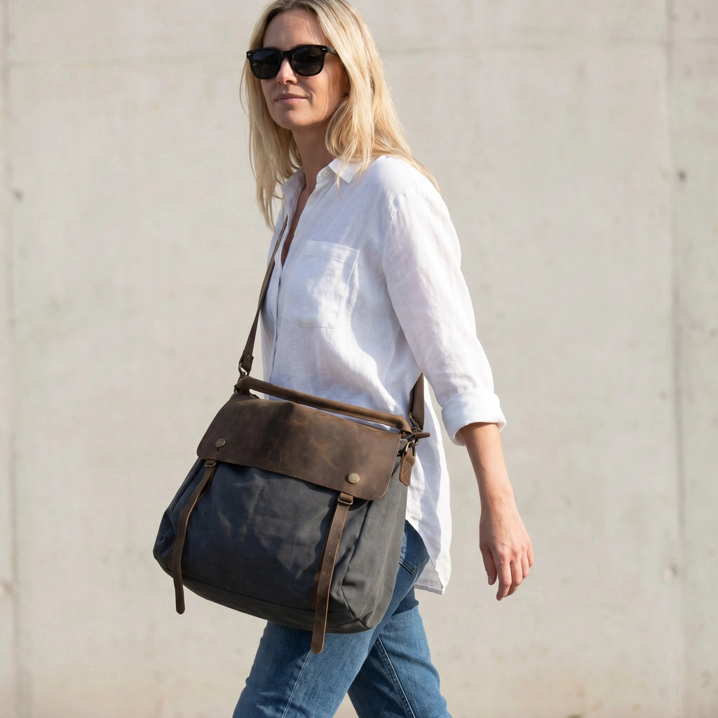 Kvinna med canvas axelväska buren crossbody