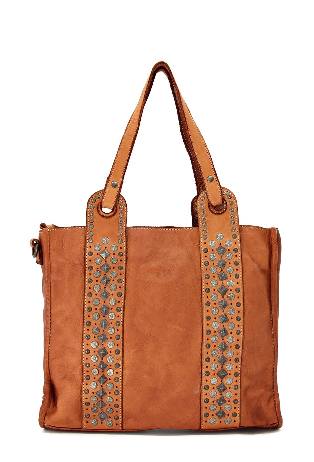 läder shopperväska för kvinnor i konjaksbrunt boho-stil med dekorativa nitar