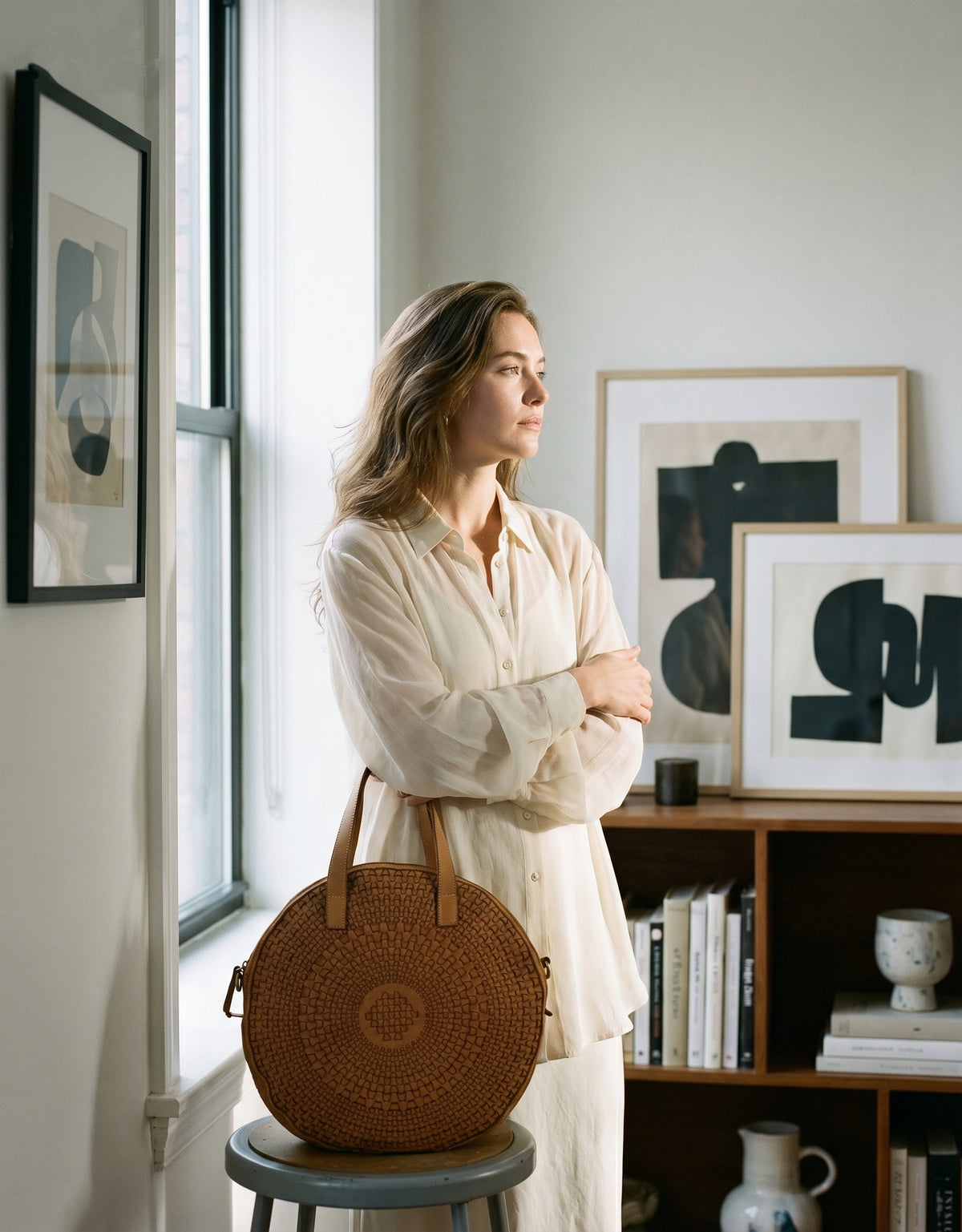 Sac à main ou bandoulière ovale en cuir pour femme, accessoire pour tenue urbaine quotidienne, couleur cognac / marron