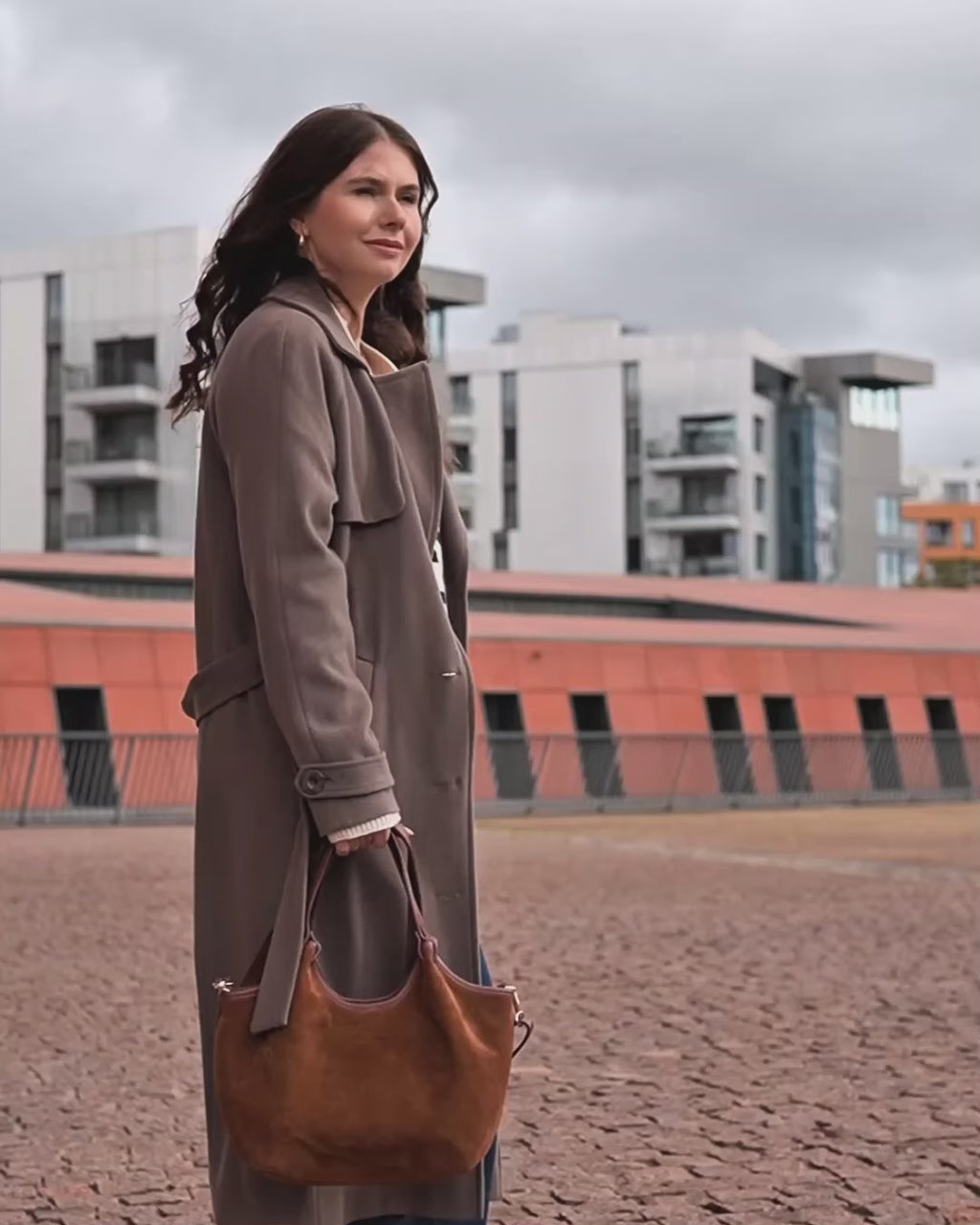 BIELLA Sue. Zamszowa damska torba na ramię z włoskiego zamszu