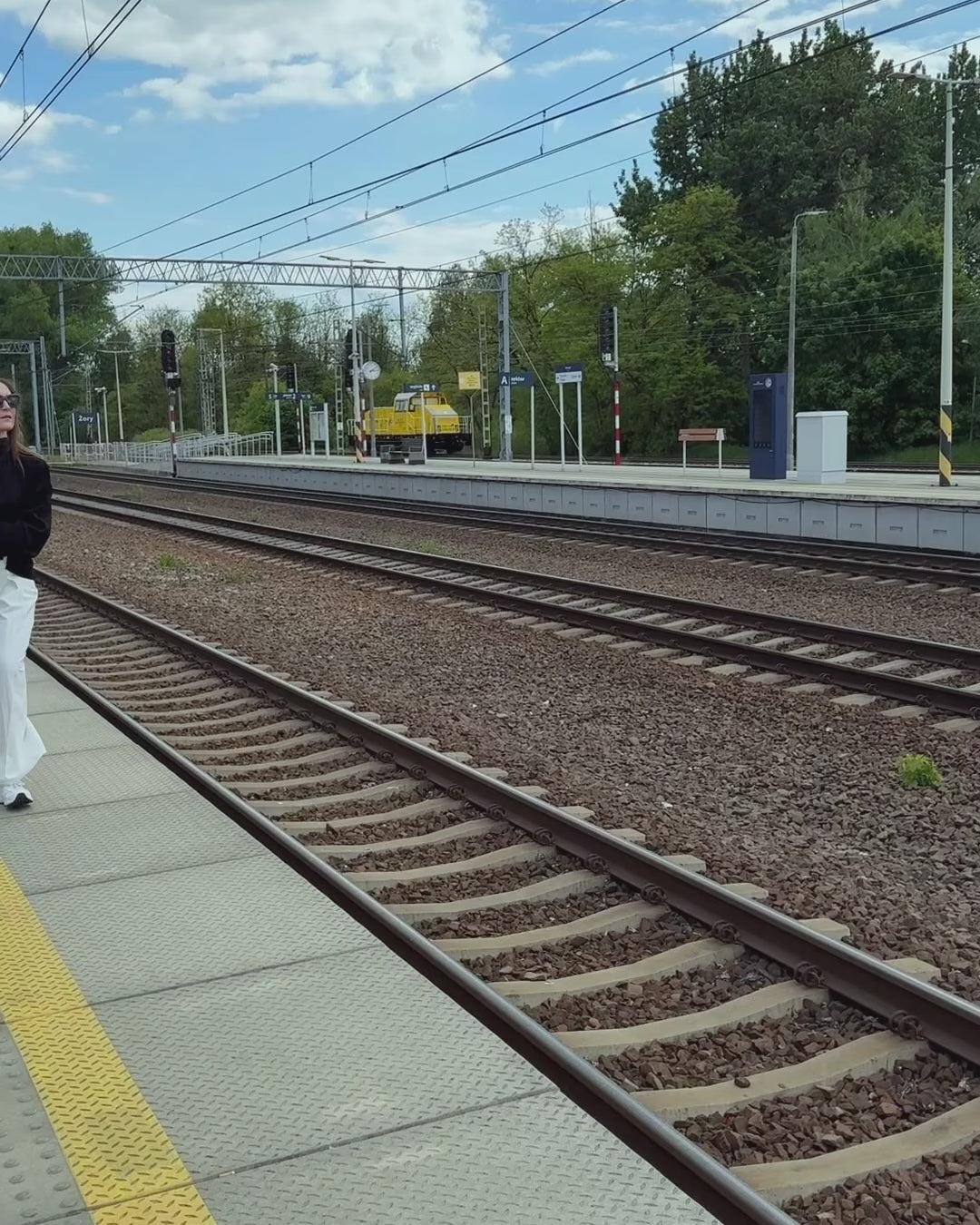 BORANO Sue. Damska torba na ramię Hobo z włoskiego zamszu