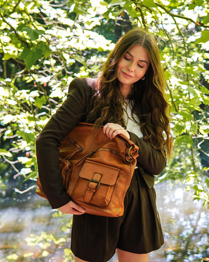 Alessia ● Urban women's leather shoulder bag with pockets