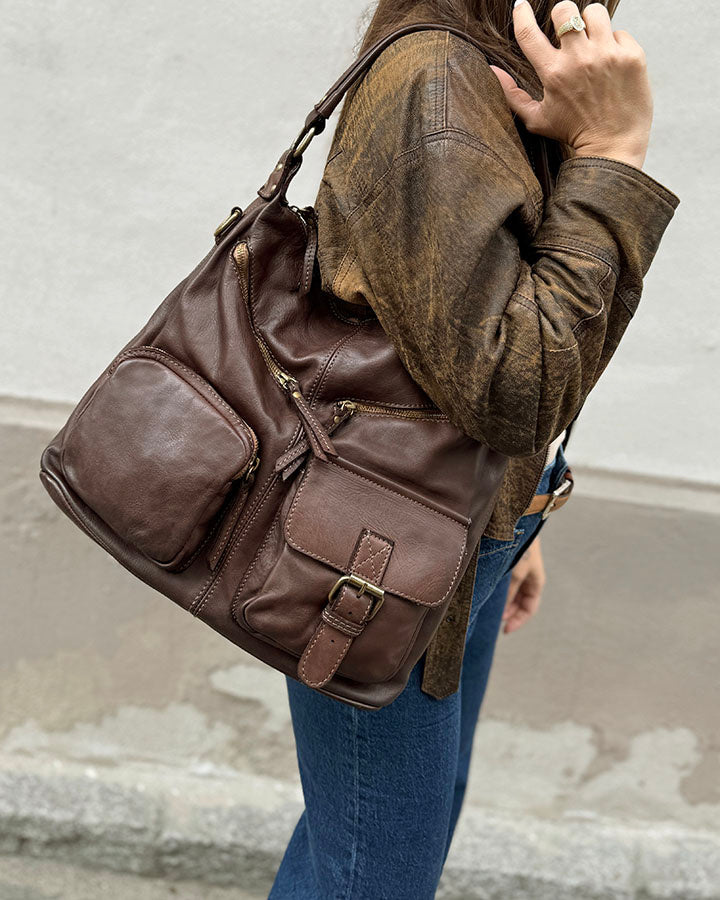 Alessia ● Urban women's leather shoulder bag with pockets