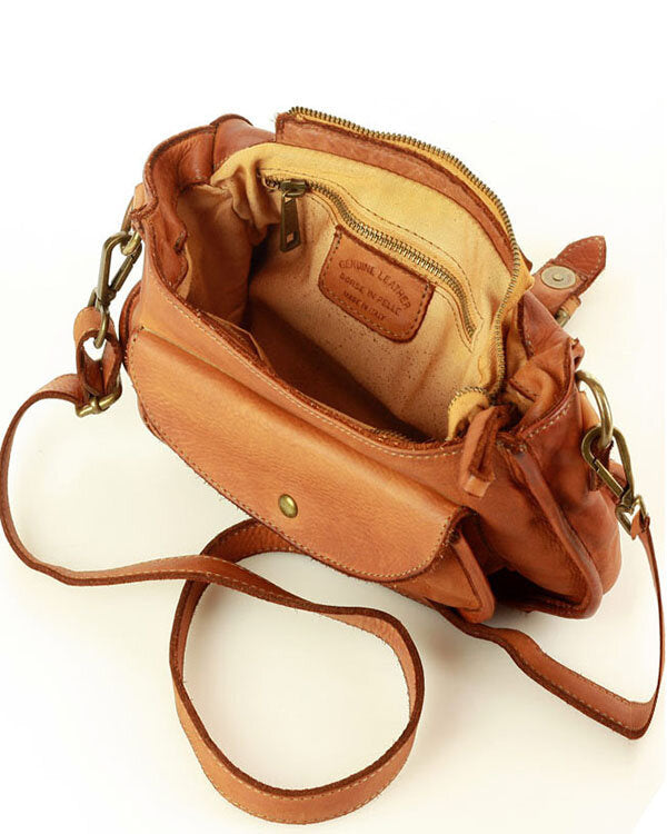 Luca Vintage. Klassisk saddelväska - crossbodyväska i läder i vintagestil.