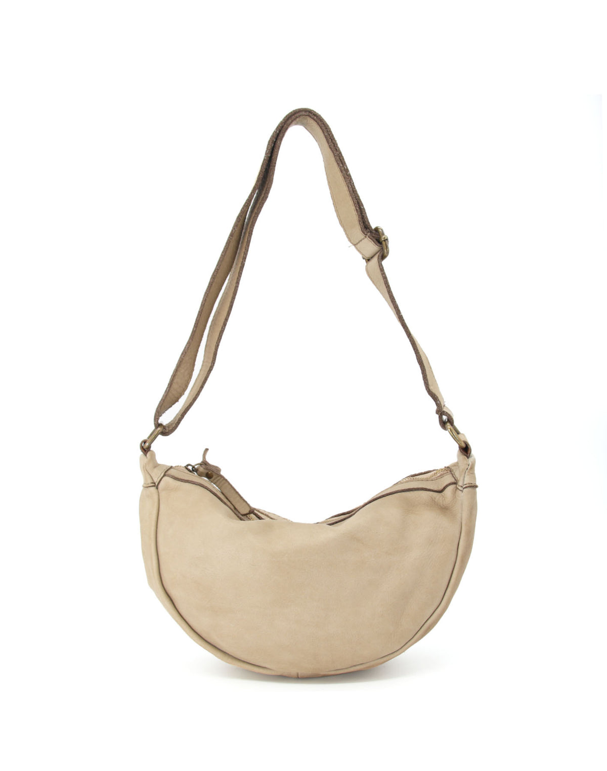 Sac demi-lune en cuir beige-taupe, fabriqué en cuir italien doux Pelle Lavata. La forme arrondie Hobo s'accorde bien avec une garde-robe claire et minimaliste.