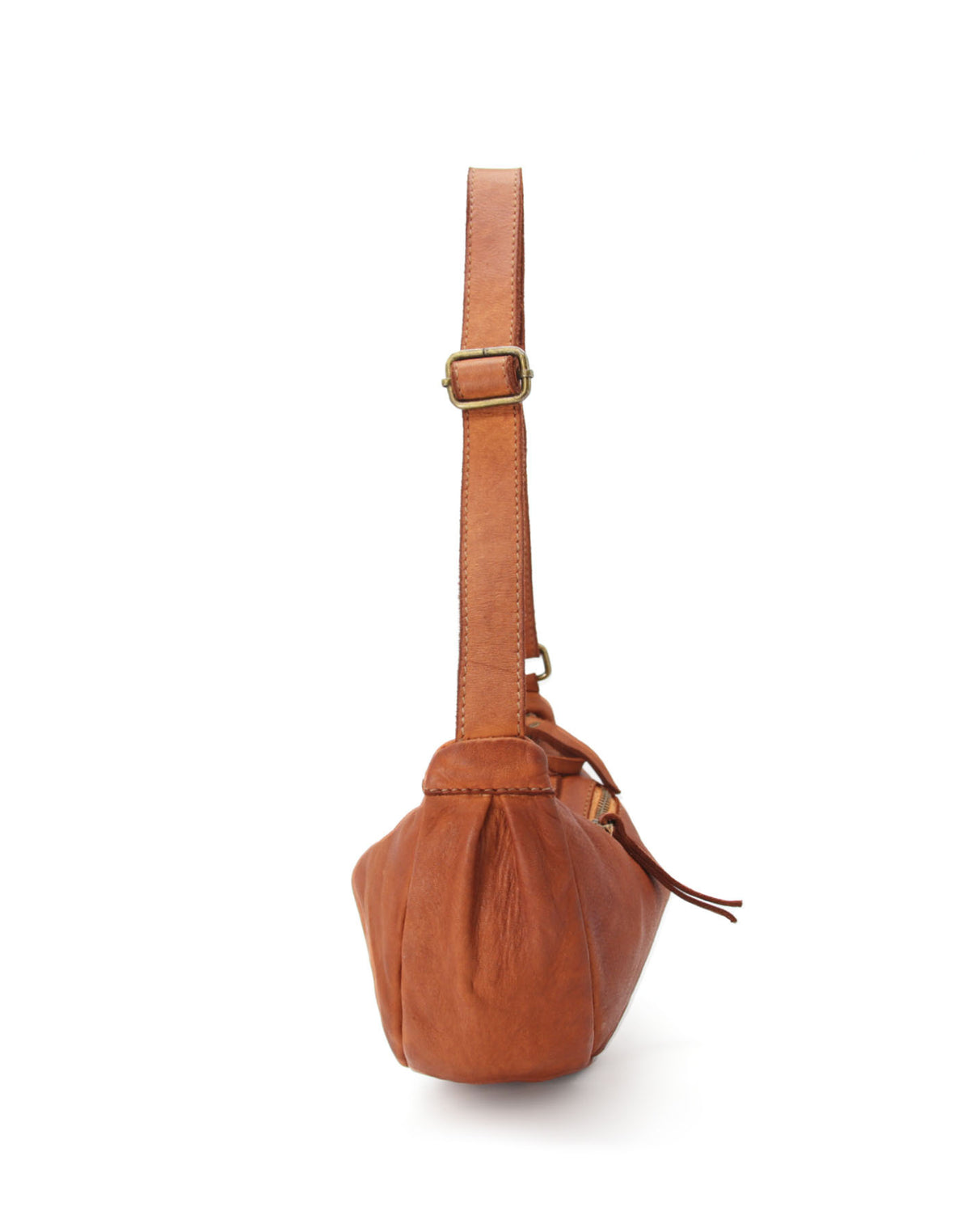 Sac demi-lune en cuir italien lavé de couleur noire classique. Modèle Hobo compact idéal pour un usage quotidien, offrant un port confortable sans les mains.