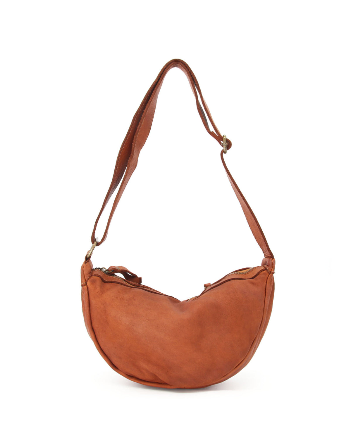 Sac demi-lune en cuir pour femme en cuir italien lavé doux Pelle Lavata. Modèle Hobo couleur cognac, à porter à l'épaule ou en bandoulière.