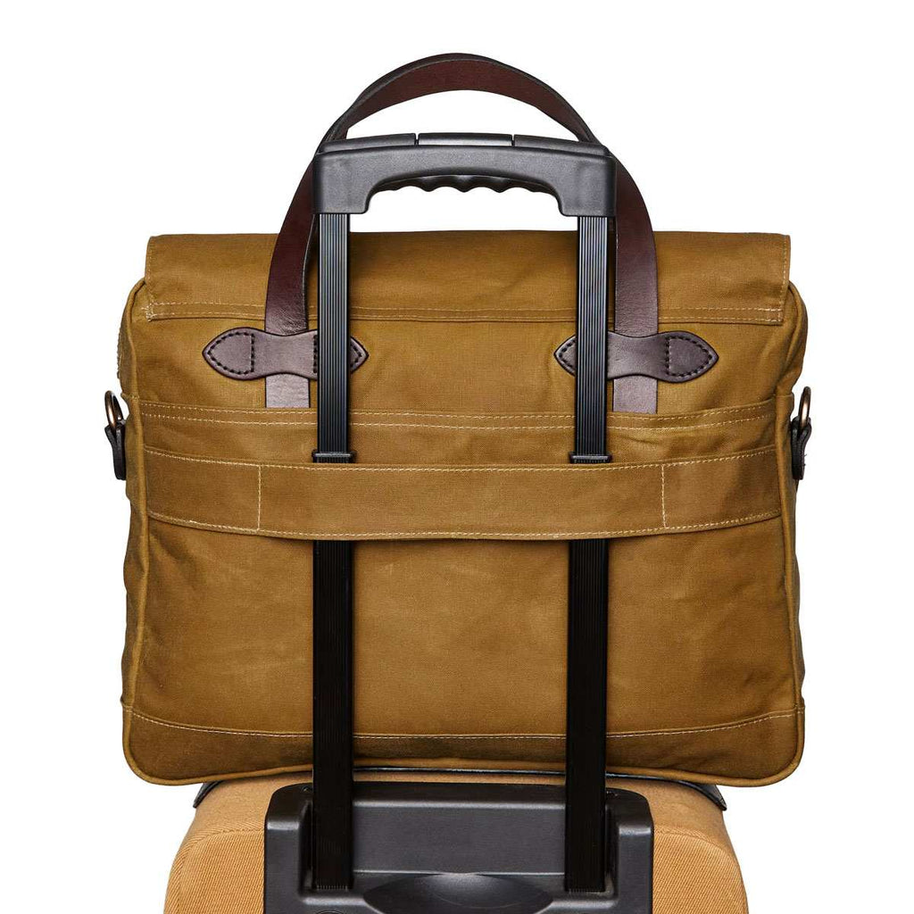 WAXHoldall XL przymocowana do rączki walizki podczas podróży