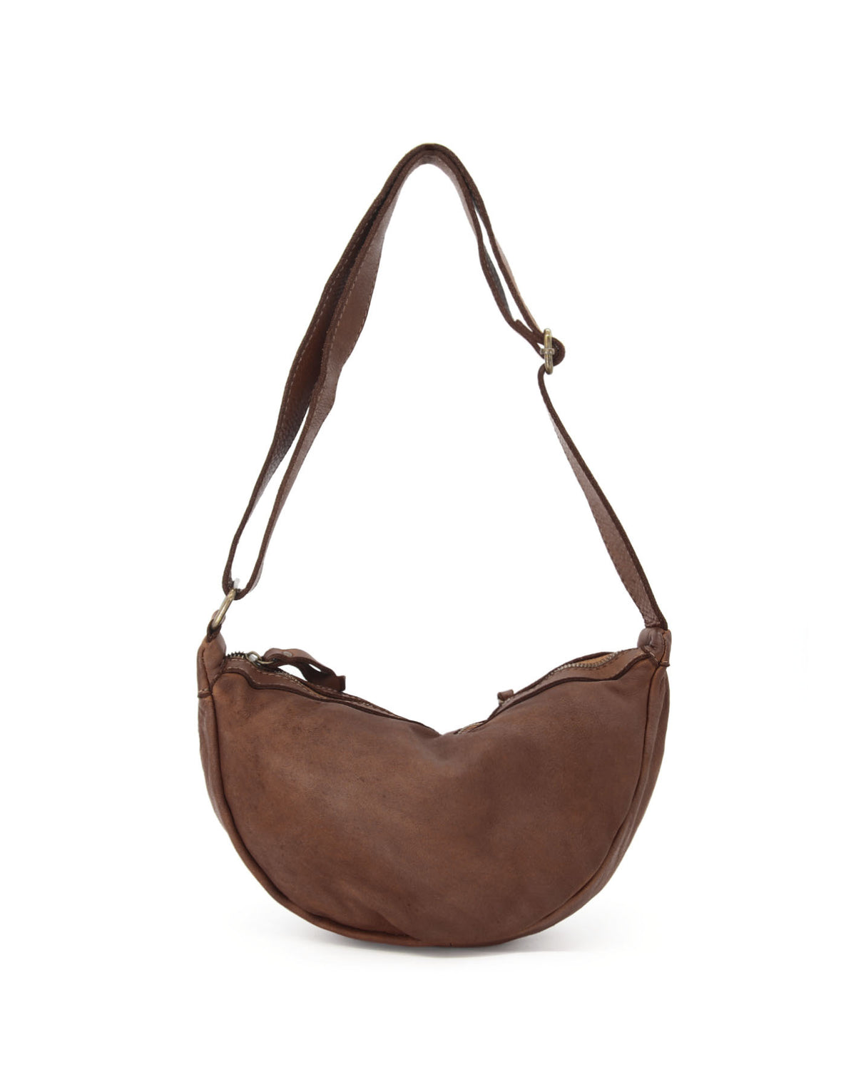 Sac à main demi-lune en cuir italien lavé Pelle Lavata de couleur marron. Le modèle souple Hobo convient aux tenues quotidiennes et permet de porter confortablement le sac à l'épaule.