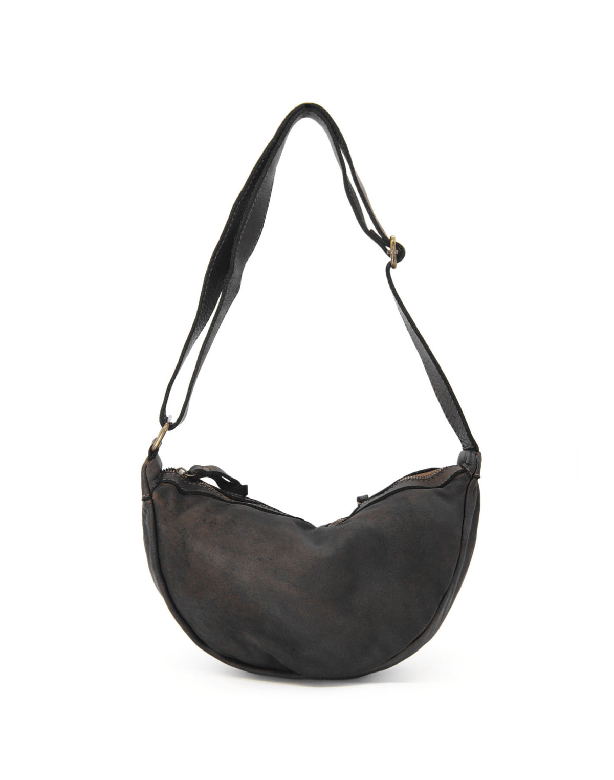 Sac en forme de croissant en cuir de veau italien souple de couleur noire. Ce sac 2-en-1 peut être porté à l'épaule ou en bandoulière, offrant un confort mains libres.