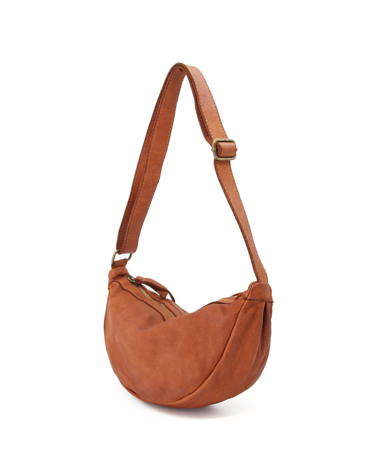 Sac à main en forme de croissant pour femme en cuir de veau souple de couleur cognac. La bandoulière réglable permet de le porter à l'épaule ou en travers du corps, style crossbody.