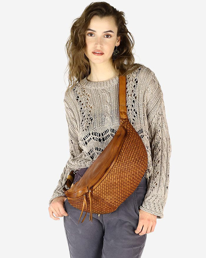 Torq3. Stor crescent crossbody kidneyväska i flätat italienskt läder för kvinnor