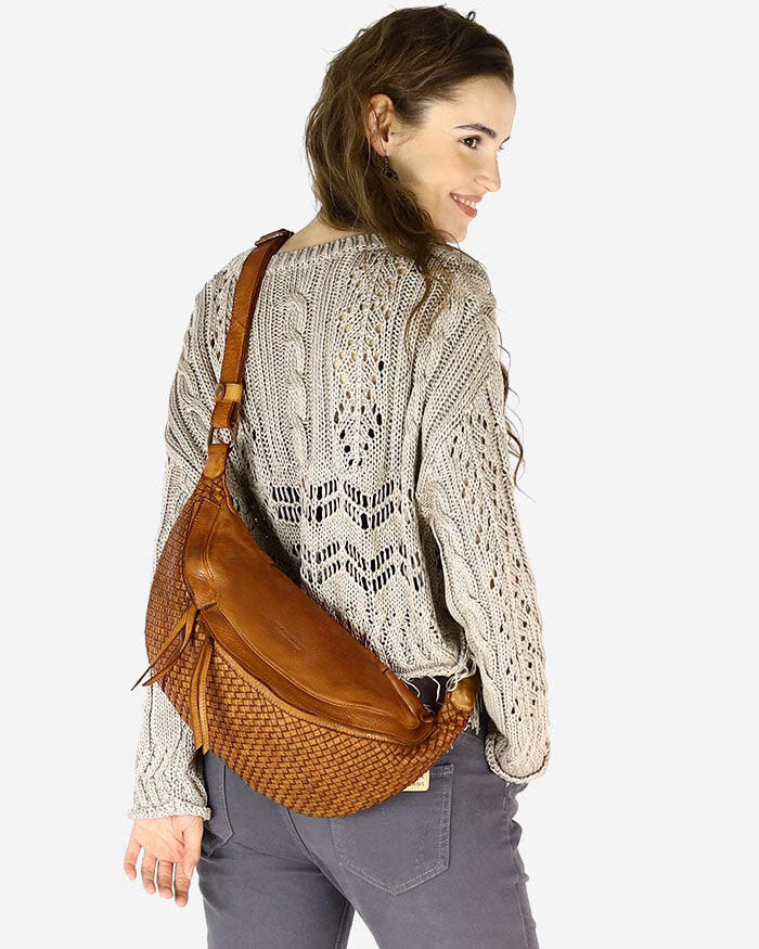 Torq3. Stor crescent crossbody kidneyväska i flätat italienskt läder för kvinnor