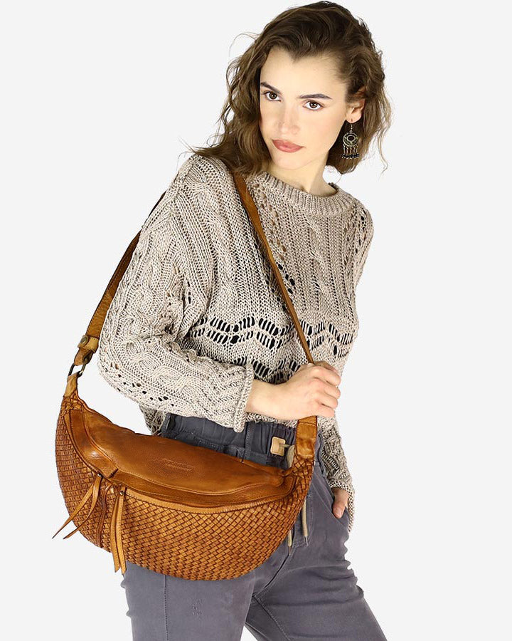 Torq3. Stor crescent crossbody kidneyväska i flätat italienskt läder för kvinnor