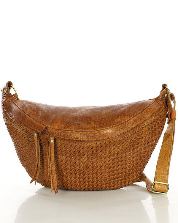 Torq3. Stor crescent crossbody kidneyväska i flätat italienskt läder för kvinnor
