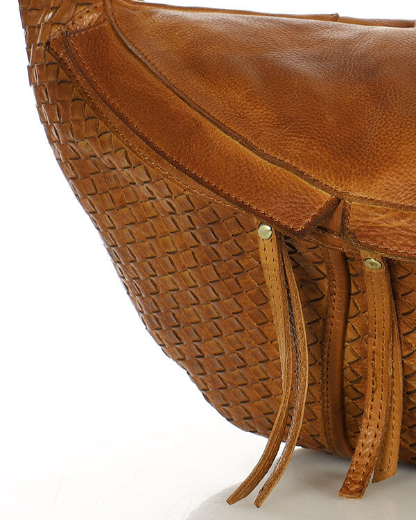 Torq3. Stor crescent crossbody kidneyväska i flätat italienskt läder för kvinnor