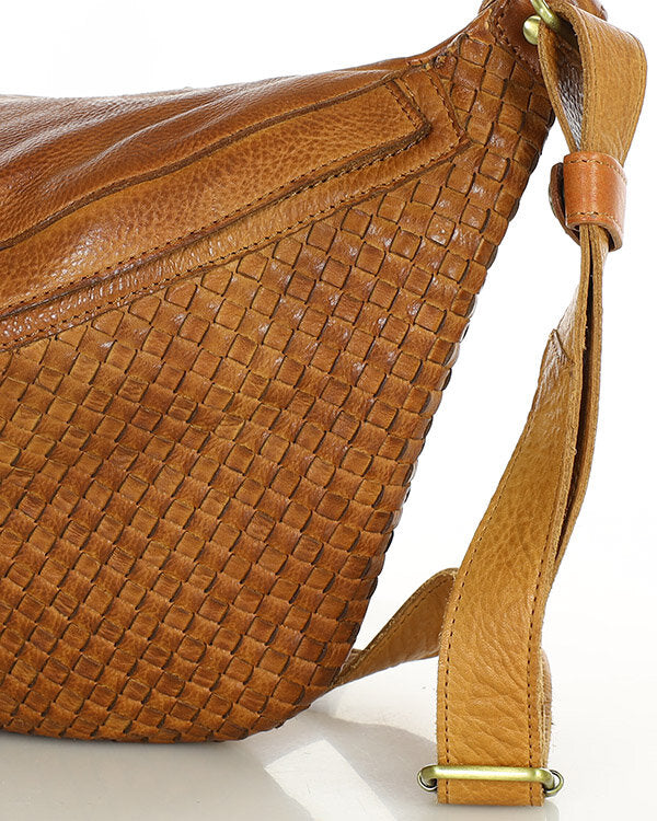 Torq3. Stor crescent crossbody kidneyväska i flätat italienskt läder för kvinnor