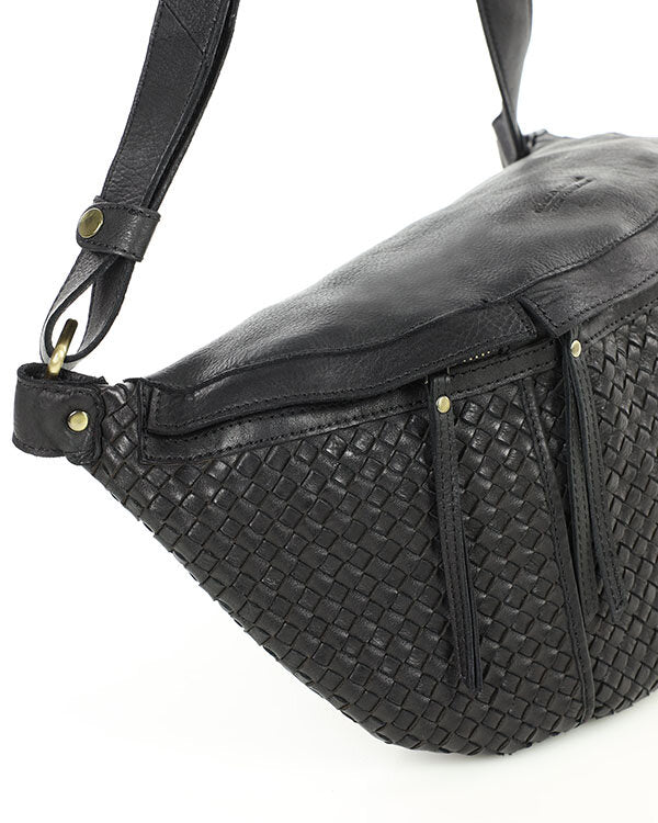 Torq3. Stor crescent crossbody kidneyväska i flätat italienskt läder för kvinnor