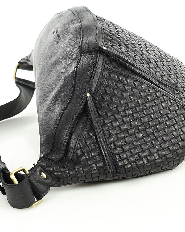 Torq3. Stor crescent crossbody kidneyväska i flätat italienskt läder för kvinnor