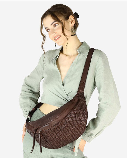 Torq3. Stor crescent crossbody kidneyväska i flätat italienskt läder för kvinnor