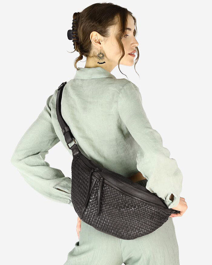 Torq3. Stor crescent crossbody kidneyväska i flätat italienskt läder för kvinnor