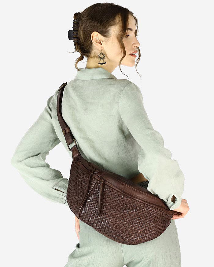 Torq3. Stor crescent crossbody kidneyväska i flätat italienskt läder för kvinnor