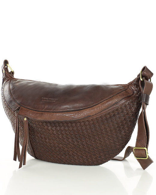 Torq3. Stor crescent crossbody kidneyväska i flätat italienskt läder för kvinnor